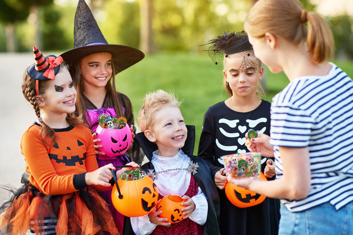 Fruidles Halloween Tricky Treat Master Bag, Trick-Or-Treat Party Bag Fillers, Individually Wrapped in Multi-color Design Foils, Kosher Certified (25